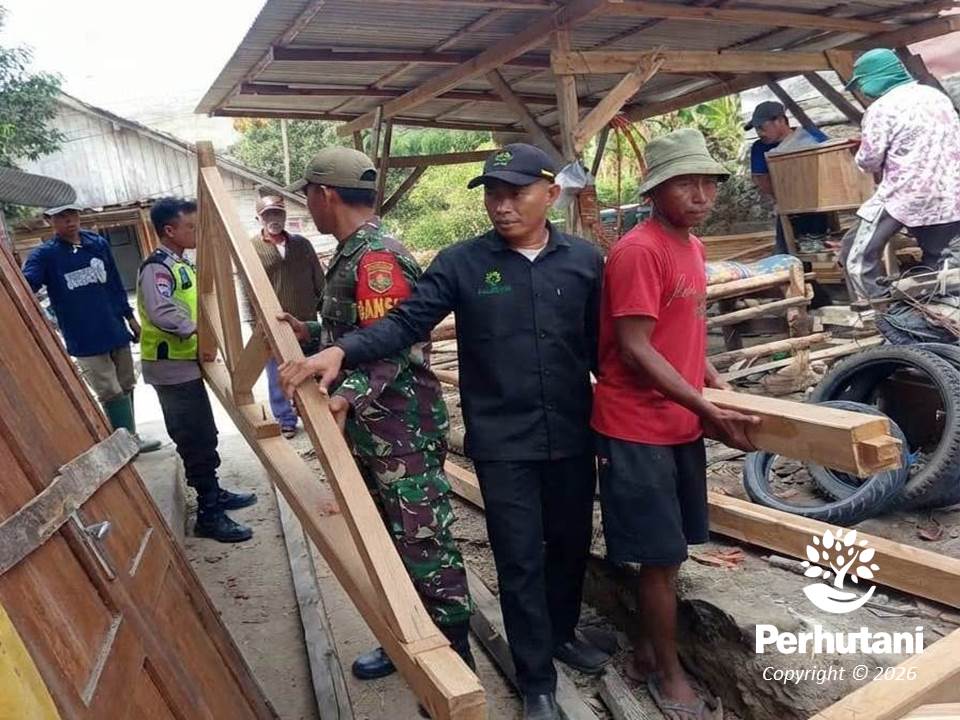 Perhutani Bedah Rumah Warga Kurang Mampu di Desa Tengger